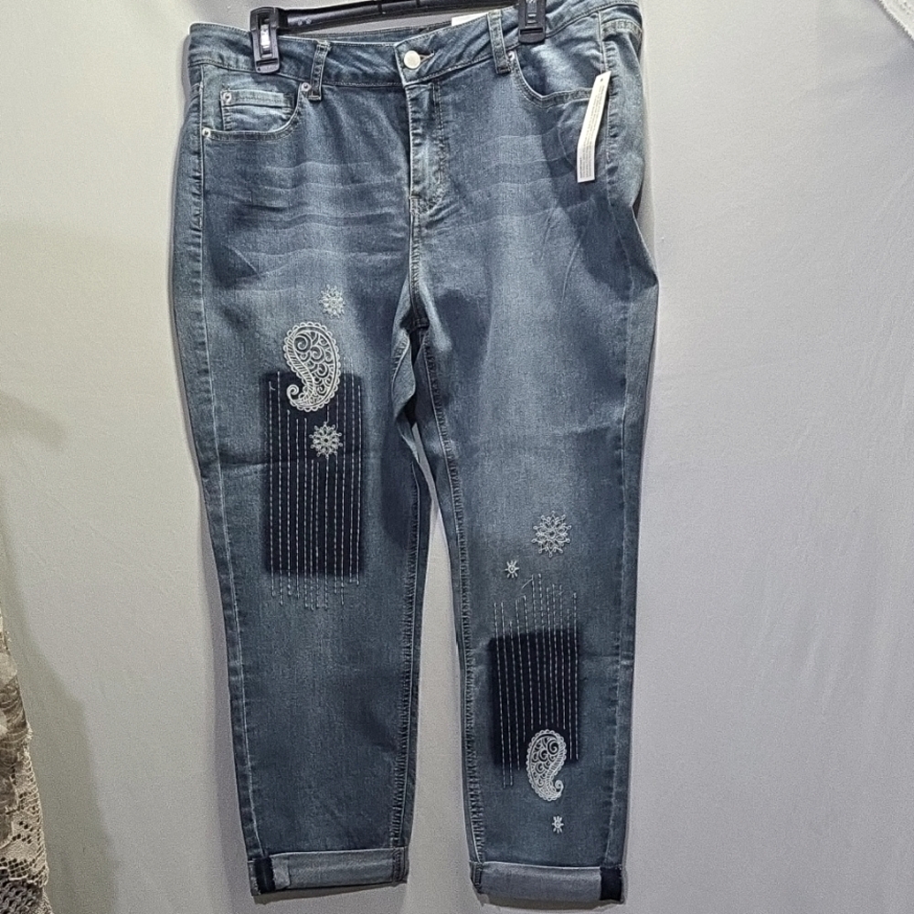 Womenes Plus Size 14 NWT Embroidered Ankle Jeans